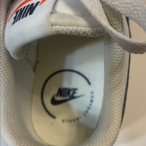 Nike White and Black Casual Shoes - Picture 5 of 6